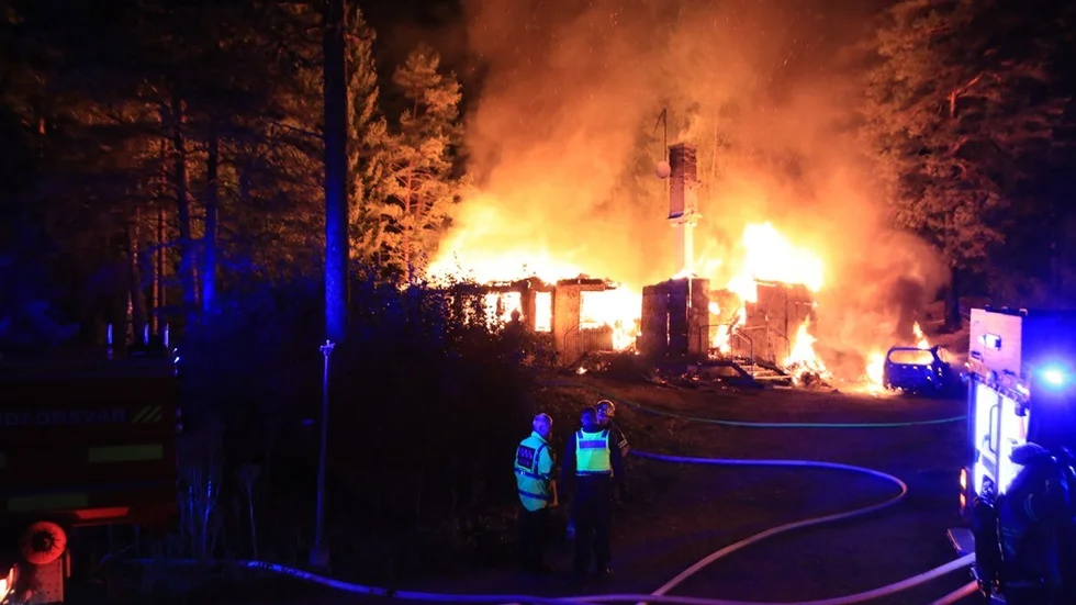 Vid 00.13 fick SOS Alarm samtal om att ett hus i Bärby hade börjat brinna.