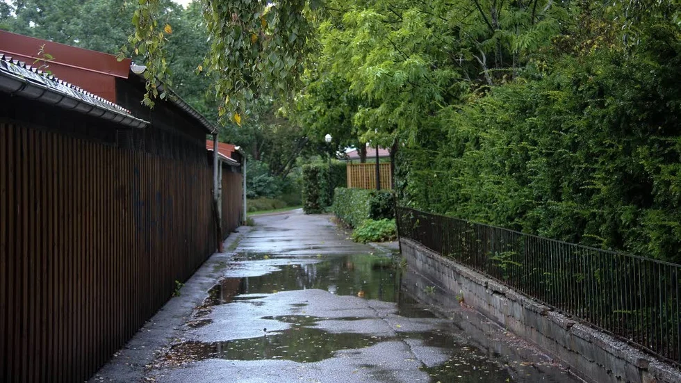 Gångvägen leder fram till den lilla fickparken Kölnbacksparken där polisen haft extra uppsikt de senaste dagarna.