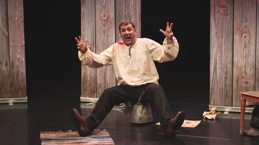 Björn Dahlman i rollen som Sven, "idioten" , i "Idiotens berättelse" på Gottsunda dans & teater  levererar en bulldozer av text i föreställningen, menar recensenten.