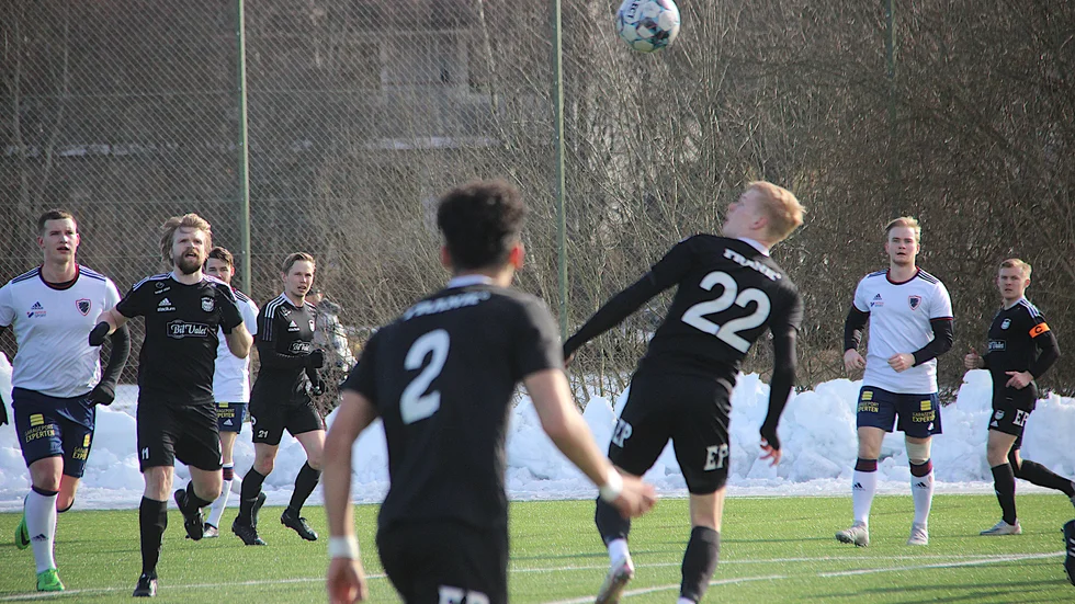Andreas Larsson, Tosse, på väg att nicka i sin första match för Fanna BK. Nu gjorde han första seriematchen och låg bakom segern mot Norrtälje2, menar tränaren Ali Fares.