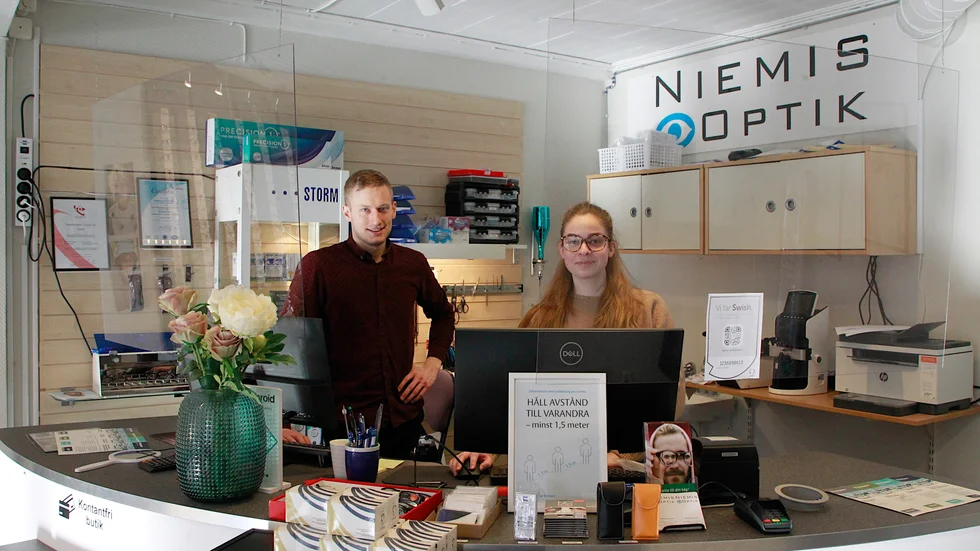 Optikern Jesper Malmelöv och Hanna Nieminen är de två första personerna som många ser klart och tydligt i Älvsbyn. När de fått sina glasögon alltså.