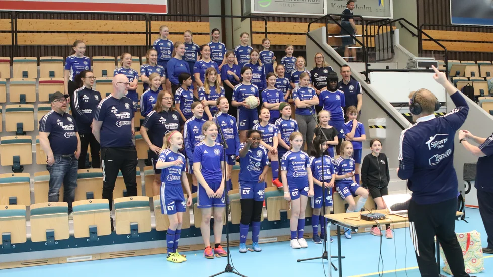 Under ledning av Rasmus Ryefalk stämde deltagarna under DFK-dagen upp för att iordningställa föreningens nya kampsång.