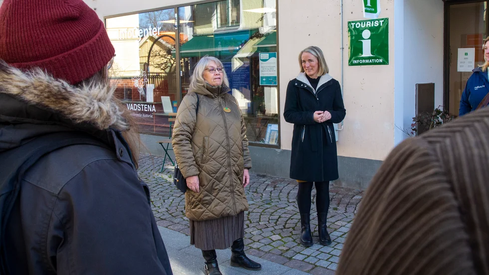 Anita Gustavsson och Sofie Jorsell från InfoCenter bjöd in till ett nytt grepp, en stadsvandring för nyinflyttade Vadstenabor och personal inom besöksnäringen.