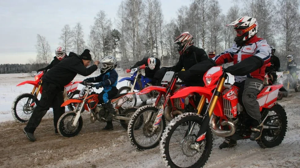 Både unga och gamla finns med när det arrangeras endurokörning i Hällby, på bilden kollar Mathias Olsson att sonen Olles glasögon sitter som de ska inför träningsturen ute på åkern.
