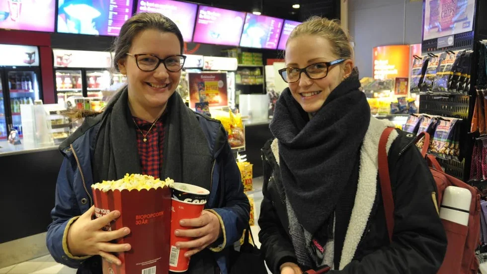 Paulina Karlsson köper alltid popcorn till filmen, Kerstin Rääs köper aldrig.