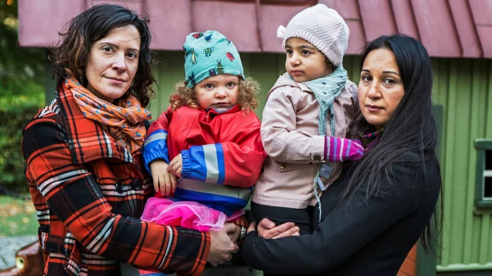 Besvikna. Alexandra D'urco med sin dotter Solenn D'urco-Nicoloff och Tinda Alp med mamma Yekbun Alp får ingen modersmålsundervisning längre.  För Yekbun Alp som hade modersmålsundervisning som barn har den betytt mycket för hennes utveckling.