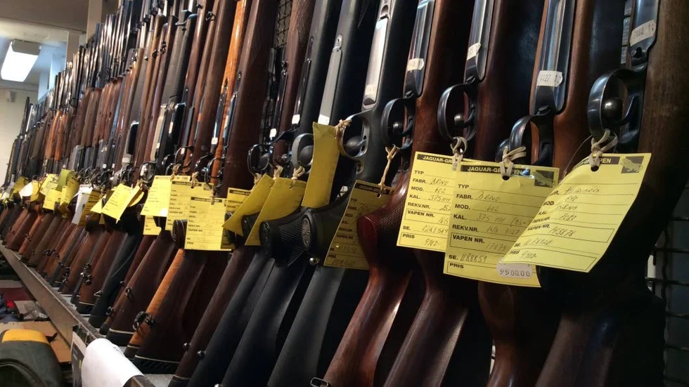 Vapen. I Sverige finns cirka 600 000 legala vapeninnehavare och två miljoner legala skjutvapen, varav hälften är för jaktändamål.