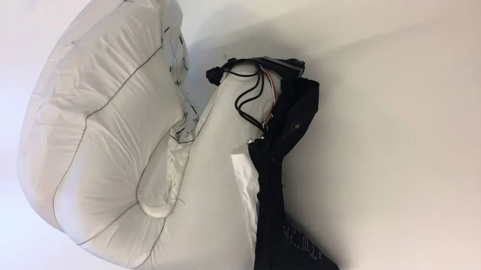 En utlöst airbaghjälm, fotograferad vid ett testtillfälle.