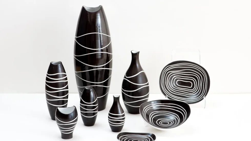Ur samlingarna. Serien  "Atoll" designades av Hjördis Oldfors  för Upsala-Ekeby, 1956-58. Uppsala konstmuseums samlingar