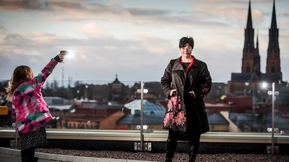 Marlene Burwick (s) ordförande kommunstyrelsen i Uppsala. Skollediga dottern Clara håller i blixten.