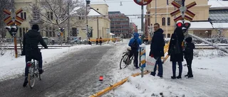 Järnvägsbom nedkörd mitt i centrum