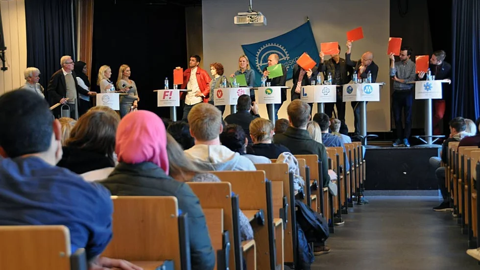 Politikerna svarade ja och nej på elevernas frågor genom att hålla upp en grön repsektive en röd lapp.