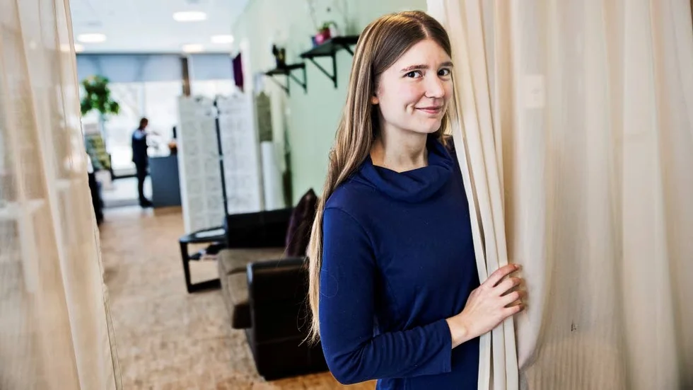 Musikalisk. Allt sedan barnsben har sång och musik varit Nina Hamréns stora intresse. Hon har en lång utbildning i klassisk sång och piano. Nu fyller hon 30 år.