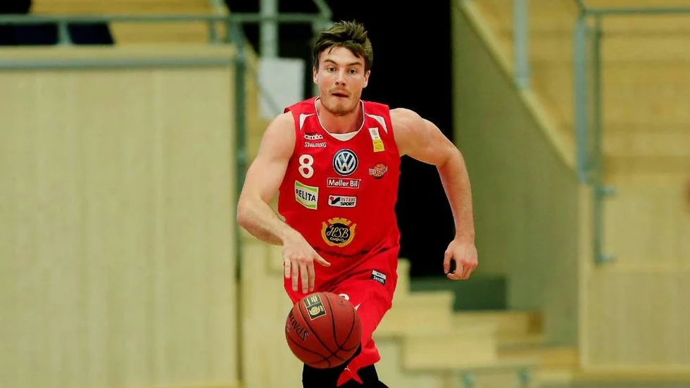 basket Uppsala(rött) - Umeå, Uppsala nr 8 Lukas Friberg, 
Foto : STAFFAN CLAESSON  2016-10-18