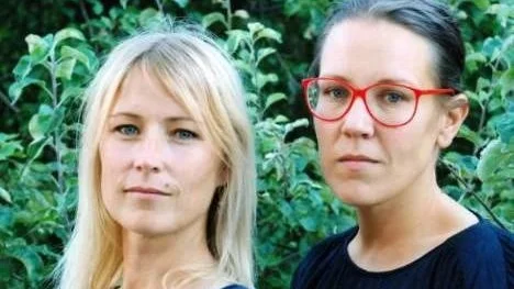 Sara Dahlin och Johanna Lauri har skrivit boken Det löser sig jämt - om föräldraledighet och jämställdhet i vardagen.