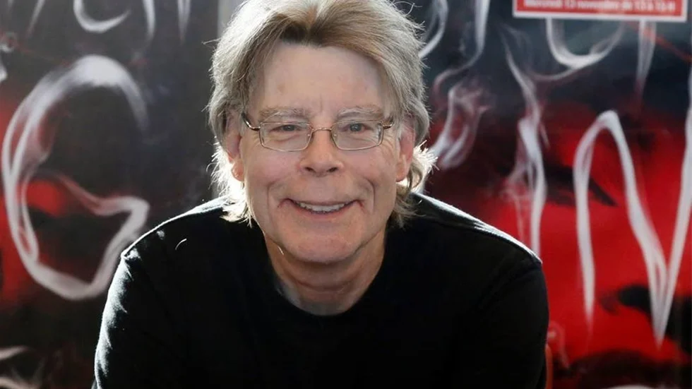 Stephen King har vunnit ett litteraturpris i USA för sin roman 22/11 1963. Huvudpersonen reser tillbaka i tiden för att förhindra mordet på president John F Kennedy. Han nästlar sig in i den ryska emigrantkolonin i Dallas, Texas och bor granne med Lee Harvey Oswald.