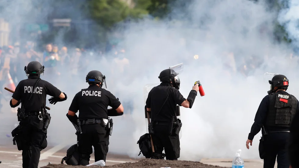Denverpolisen satte bland annat in tårgas mot demonstranter i maj 2020.
