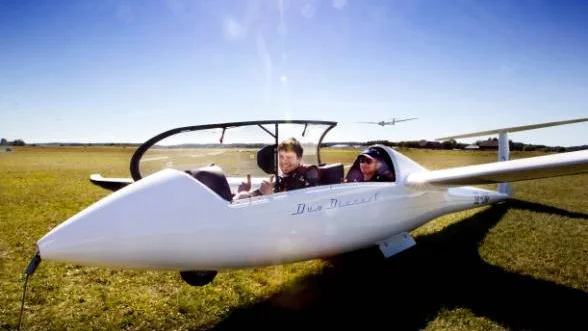 Linus Krönström 
(t v) är startberedd med  pilot Alexander Cristea.