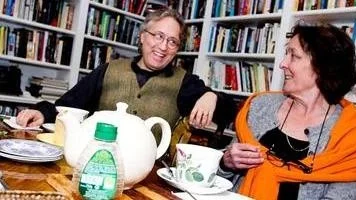 Boksamarbete. Jan Smedh som driver The English Bookshop och Maria Björk, som är kulturseketerar för kommunen tycker det är läge för en internationell författarscen i Uppsala.