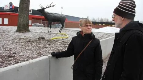 Eva Jonasson och Bengt Winstrand gillar det nya torget i Örbyhus. i bakgrunden konstsmeden Folke Mattsson hjort, som nu är lagad.