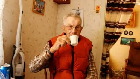 Melker Norgren, 99 år, fick inte plats på äldreboende. Kommunens lösning var en toahink. Tärnsjöbons historia har nu blivit en riksnyhet.