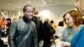 Said Hassan besöker mässan och blir informerad av Anna Henriksson och Ingela Kolling