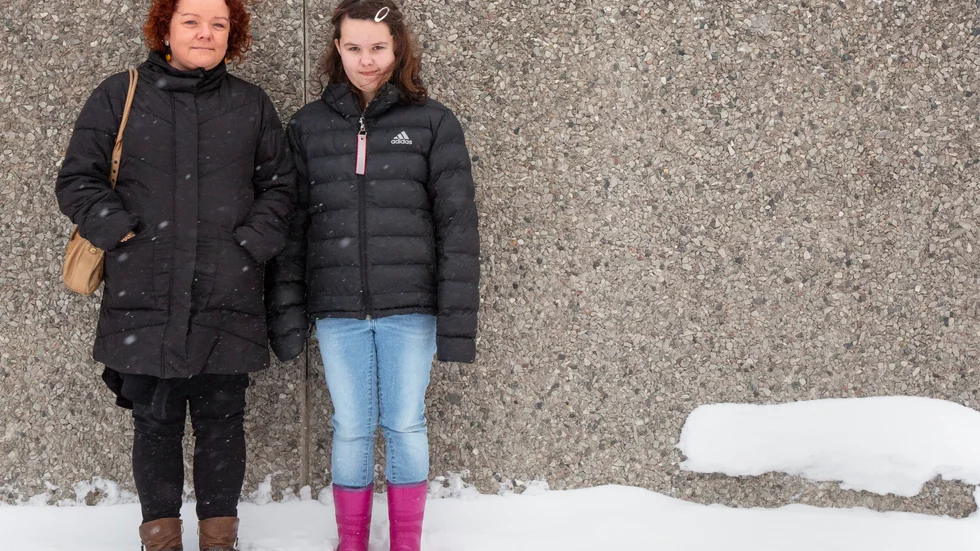 Efter semesterresan för flera år sedan har vardagen förändrats. I dag trivs Svea Bäcklin på grundsärskolan i Älvsbyn. Hon och hennes mamma Linda Bäcklin får mycket stöd på Habiliteringen. Familjen består också av Lindas man Göran och barnen Hugo, 19, och Robin, 25.