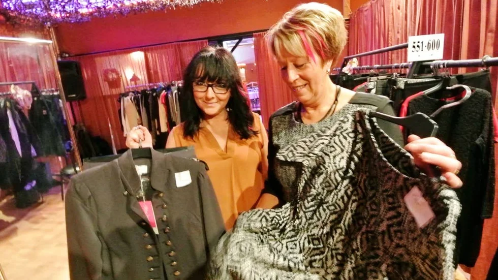 Går i par. Stabil partner sa en något nervös premiärmannekäng Stina Karlsson (till höger) om Anette Holmstedt, veteran på catwalken.