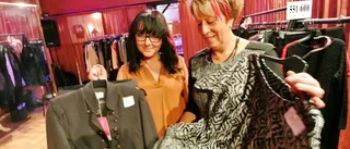 Modeshow med rosa slingor