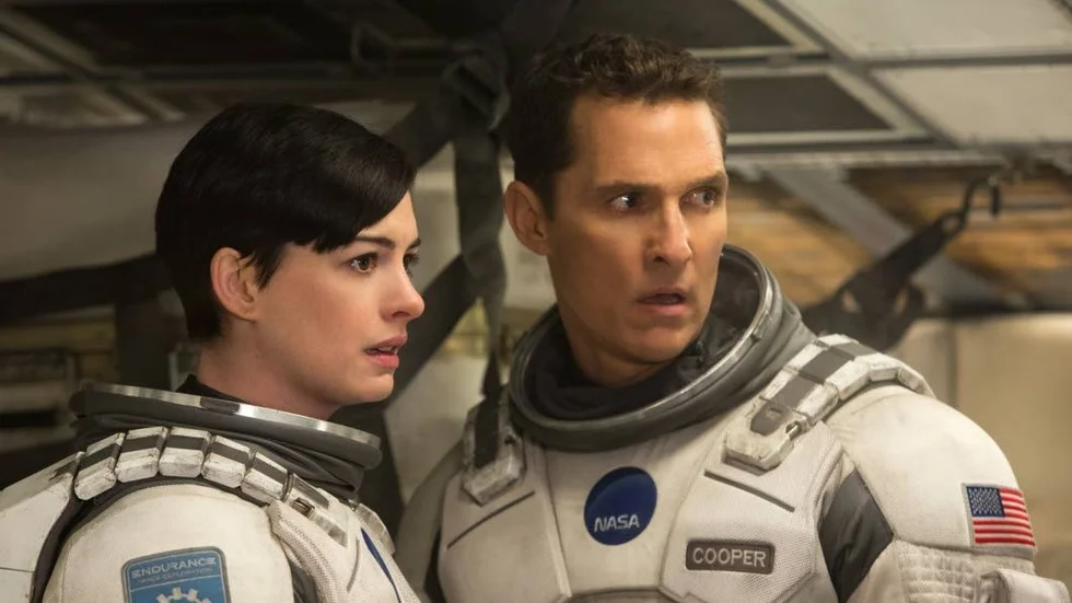 Anne Hathaway och Matthew McConaughey skyr miljöförstörelsen på jorden och hoppas på rymden.