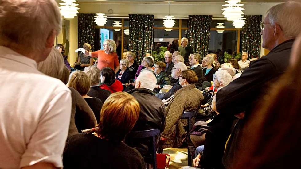 DEBATT. Det var fullsatt i Årstakyrkan när Plan- och byggnadsnämndens ordförande Liv Hahne (M) inledde mötet.