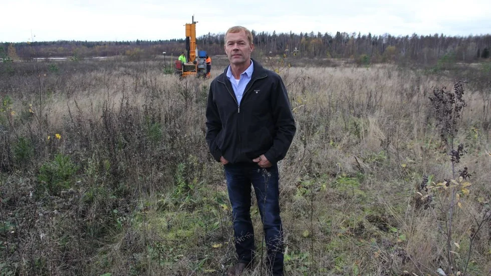 I onsdags började Neova på uppdrag av Mellanskog att borra efter grundvatten på Norrgårdens ägor.  - Det är länsstyrelsen som förelagt dem att göra det, säger Bo Andersson.