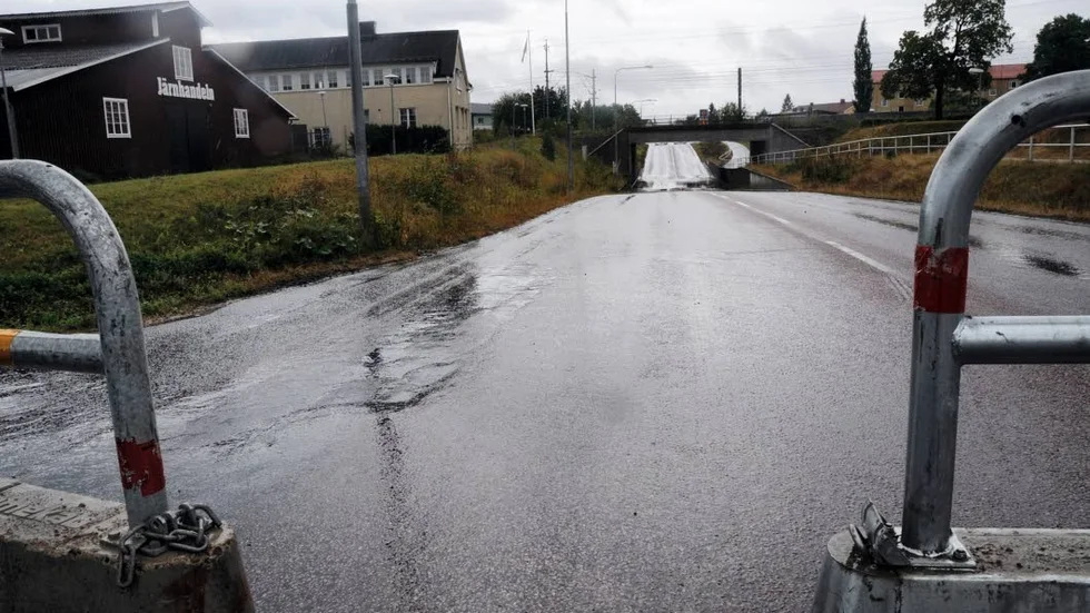 Stopp. Viadukten under järnvägen vid Uppsalavägen är avspärrad på grund av de stora vattenmängderna.