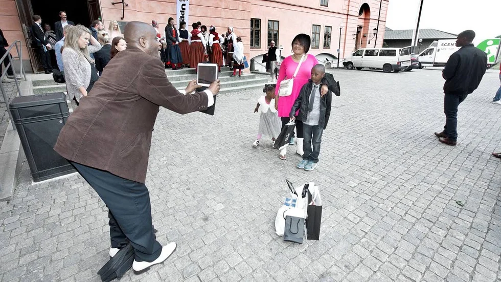Kawomba Mayaza och familjen, hustru Berlin och barnen Joshua, Nehemia och Gloria firade sitt medborgarskap med fotografi.