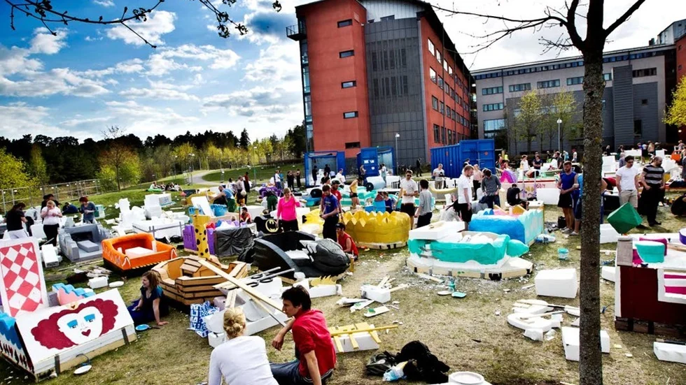 Gräsmattan på Ångströms gård är full av farkoster