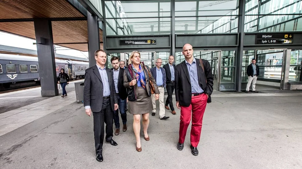 På stationen.  Infrastrukturminister Catharina Elmsäter-Svärd besökte Uppsala centralstation med UL:s trafikdirektör Johan Wadman (t v) och kollektivtrafiknämndens ordförande Johan Örjes (C).