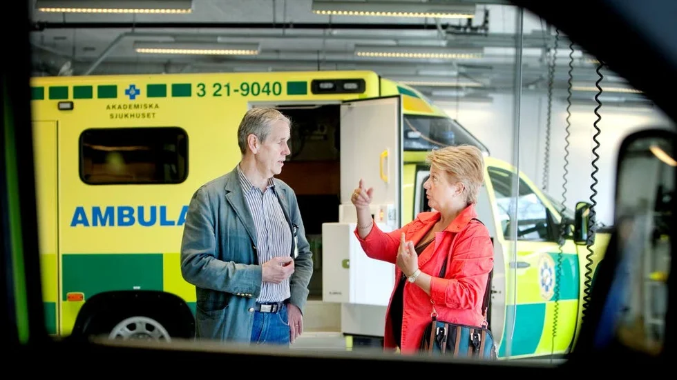 Landstingsrådet Börje Wennberg (S) säger inte nej till en utökning av landstingets ambulansverksamhet. Han besökte ambulansen vid Akademiska tillsammans med riksdagsledamoten Agneta Gille (S).