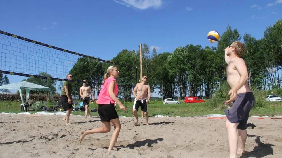 Familjen Lisa Wearn (skymd) och Torgny Jansson med barnen Amanda Jansson och Erik Wearn spelar beachvolleyboll mest bara för blotta glädjens skull.