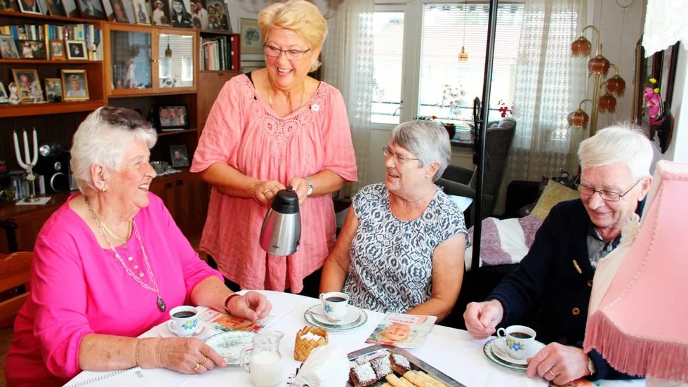 Hemmavid. Agneta Gille serverar kaffe till deltagarna vid avstampet för hennes valspurt som börjar hemma hos mamma Gunhild Gille i Österbybruk (tv). Inbjudna till fika och politik är Laila och Bengt Öster som tycker att äldreomsorgen måste bli bättre.