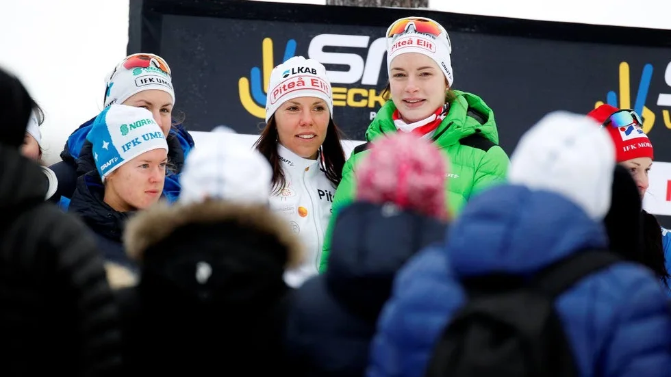 Medan Charlotte Kalla förbereder sig för helgens världscuppremiär i finska Ruka sliter Sofia Henriksson med rehabiliteringsträning hemma i Östersund.