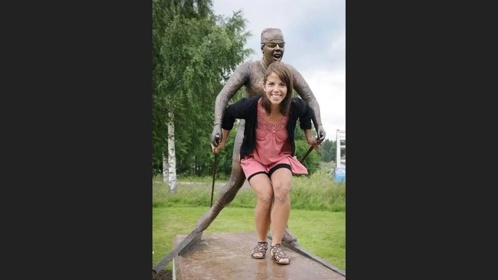 Gunnar Hansson står bakom Charlotte Kallas staty.