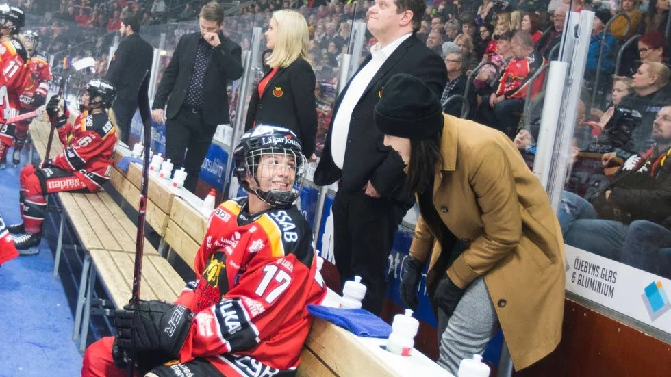 Skadade Michelle Karvinen ger det danska lånet Silke Glud lite tips.