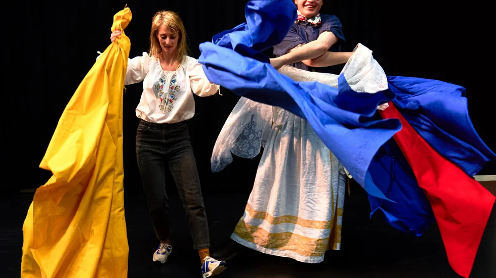 Sofia Gabrielsson, danspedagog på teatern, och Sergej Tanja Brändén, före detta teaterelev. Båda har personlig anknytning till landet Ukraina.