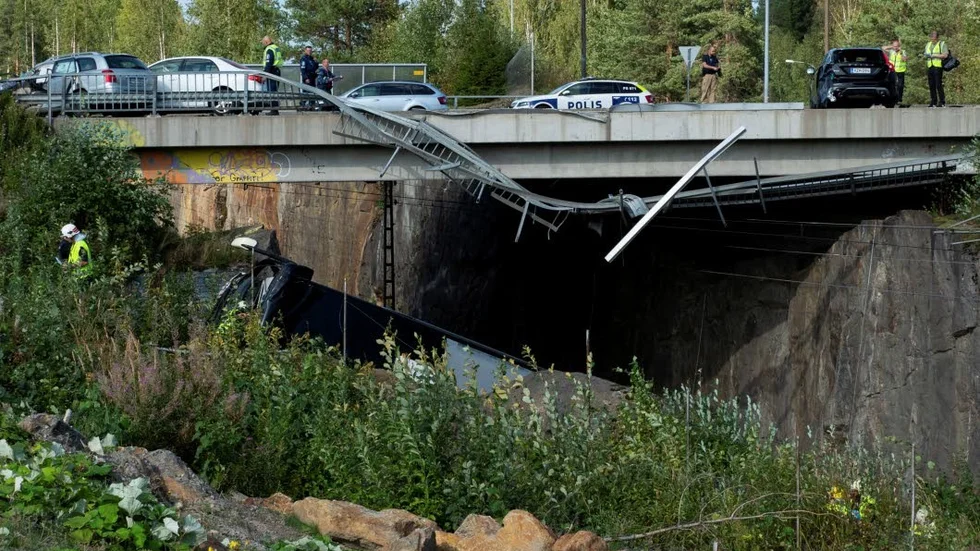 Bussen, som ska ha startat från Kalix på fredagsmorgonen, störtade ner tio meter och landade på ett järnvägsspår.