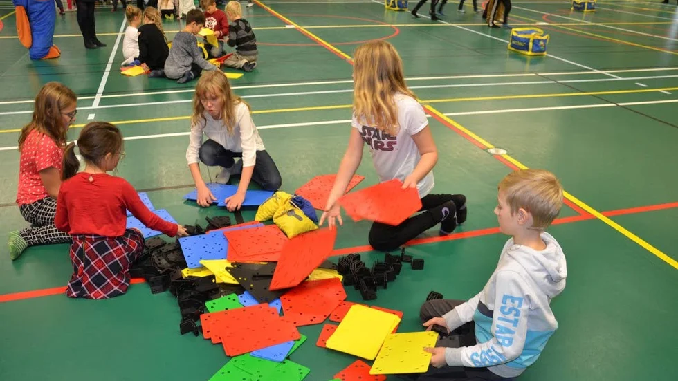 Knepigt. Här bygger eleverna från Unbyns skola med Easy Mec. Tanken var att få bygga en timme.