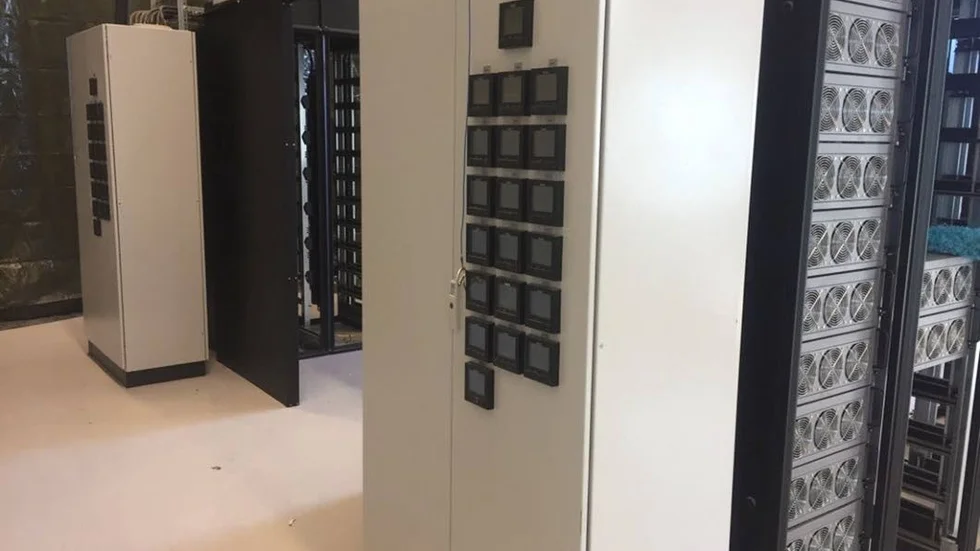 Så här ser det ut inne i serverhallen. Temperatur och luftfuktighet ska övervakas av monitorer.