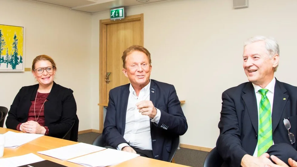 Regionråden Linda Frohm (M), Kenneth Backgård (SJVP) och Nils-Olov Lindfors (C) har inte bara rekryterat regiondirektören. De förlängde dessutom hennes förordnande ända till 30 juni 2023.