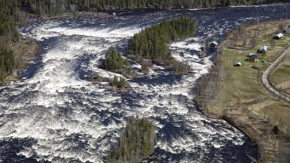 Polisen kommer att fortsätta att söka med helikopter efter sportfiskaren som föll och sveptes med av vattenmassorna i forsen vid Kengis bruk.