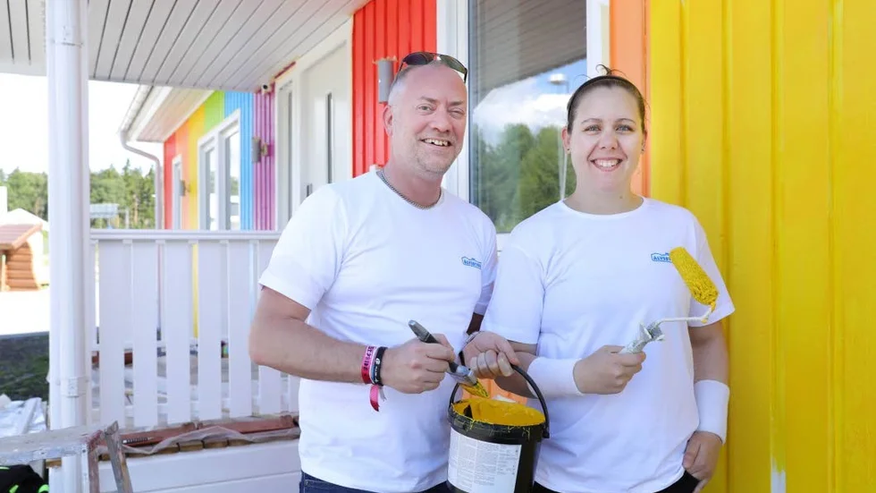 Festivalchef Christian Gerdes och Viktora Hejeryd hjälpte till att måla om huset.