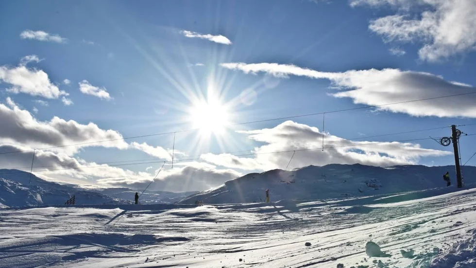 Skidresorna ligger i topp, när svenskarna får välja sina vinterresor i år. Riksgränsen landar på plats tre över de populäraste svenska skidorterna.